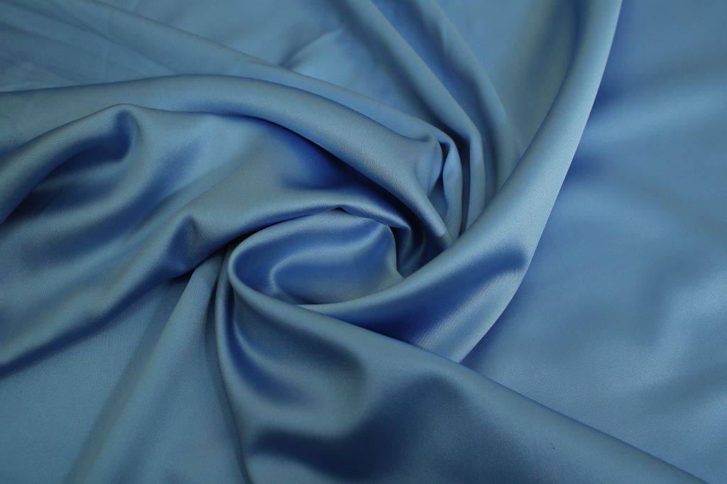 Плотный атлас. Плотный атлас ткань. Голубая атласная ткань. Голубой цвет ткани. Материал плотный атлас.